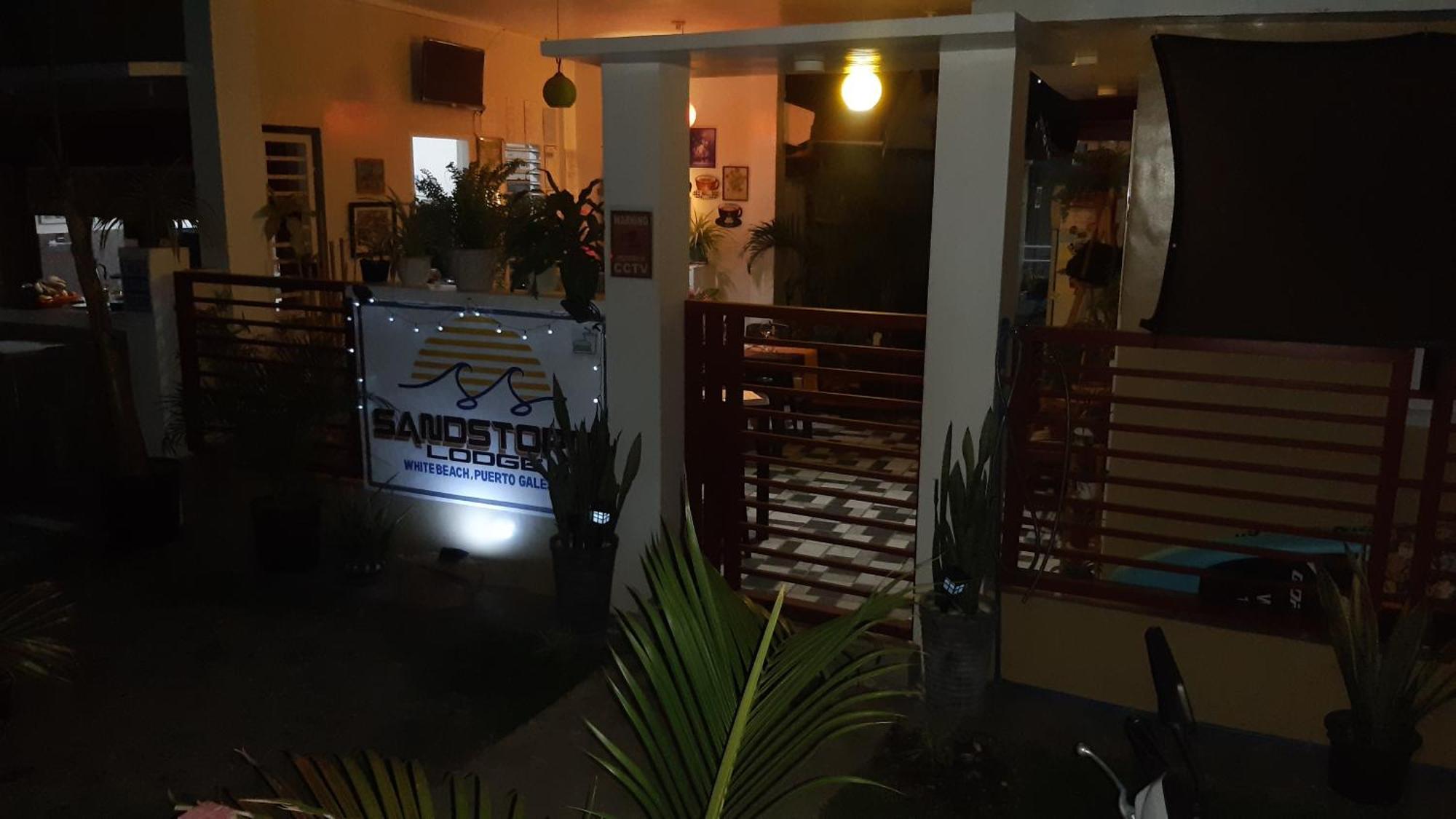 Sandstorm Lodge And Cafe Пуерто-Галера Екстер'єр фото
